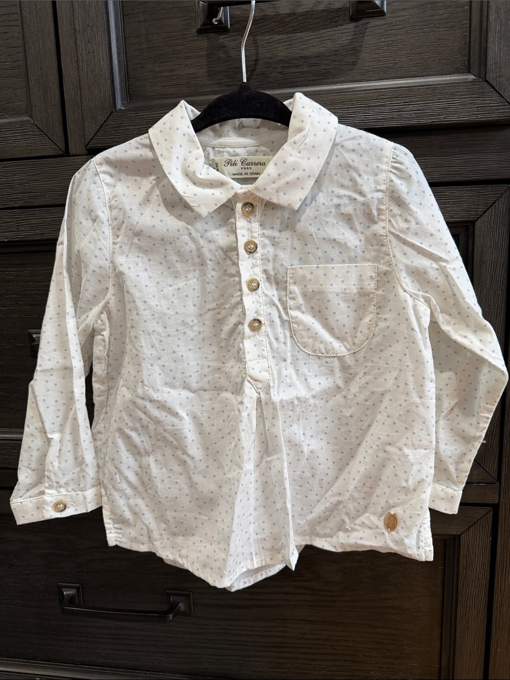 Pili Carrera White Button-Front Long-Sleeve Shirt with Subtle Gray Dots
